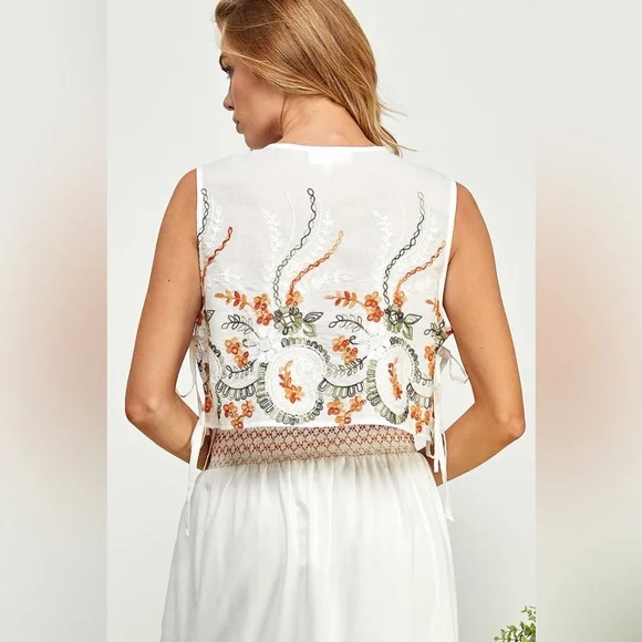 NWOT Flower Embroidered Cotton Top - Picture 4 of 4